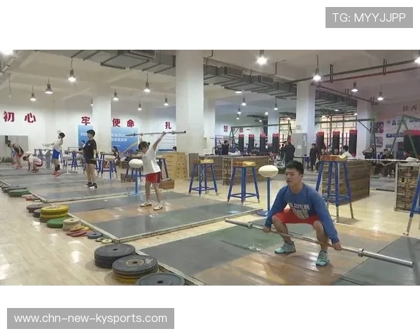 举重俱乐部推动青少年训练的科学监测与数据支持，举重队训练视频